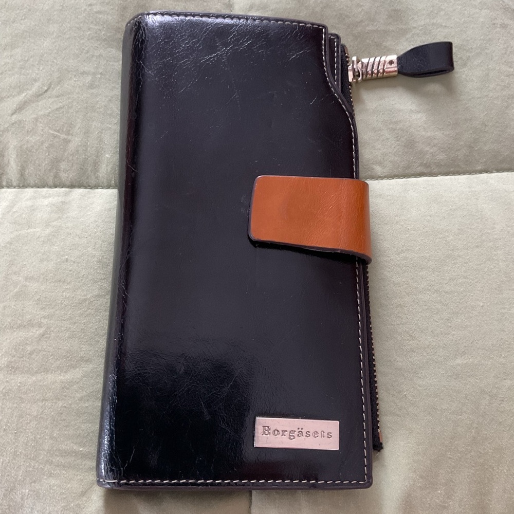 Borgasets Black Leather Zip Wallet with Brown Snap